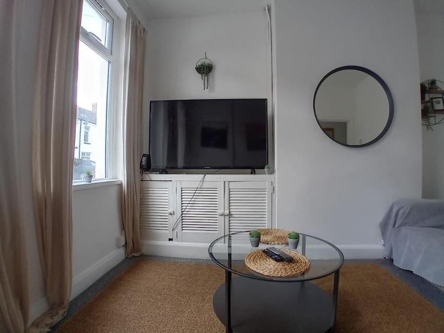 Large Family Home Central Location 3 Double Bedrooms And 1 Single Bedroom Cardiff Exterior photo